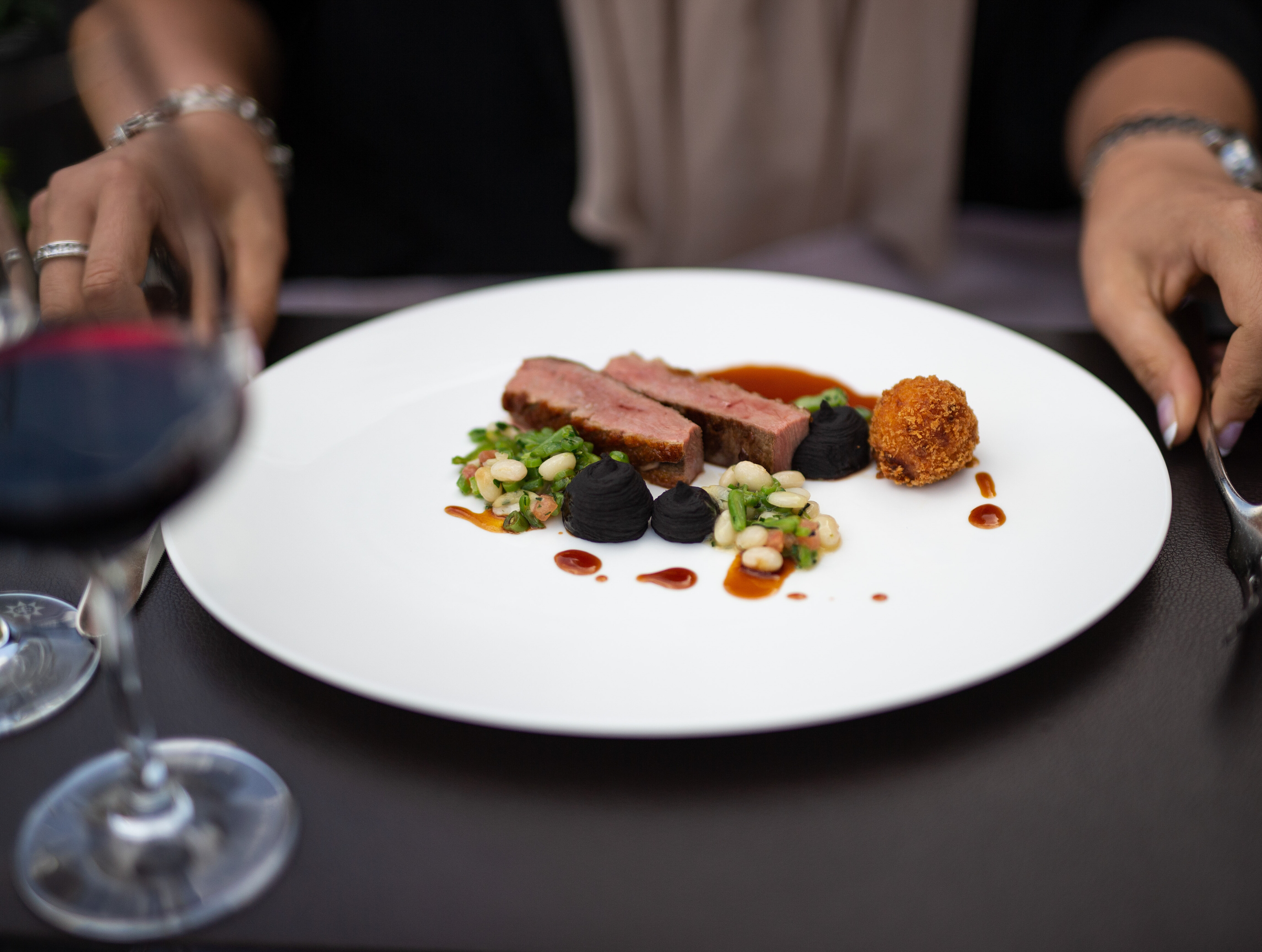 Essen im Schloss Hugenpoet in Essen © Tourismus NRW e.V. Angerichtetes Essen auf einem weißen Teller im Schloss Hugenpoet in Essen