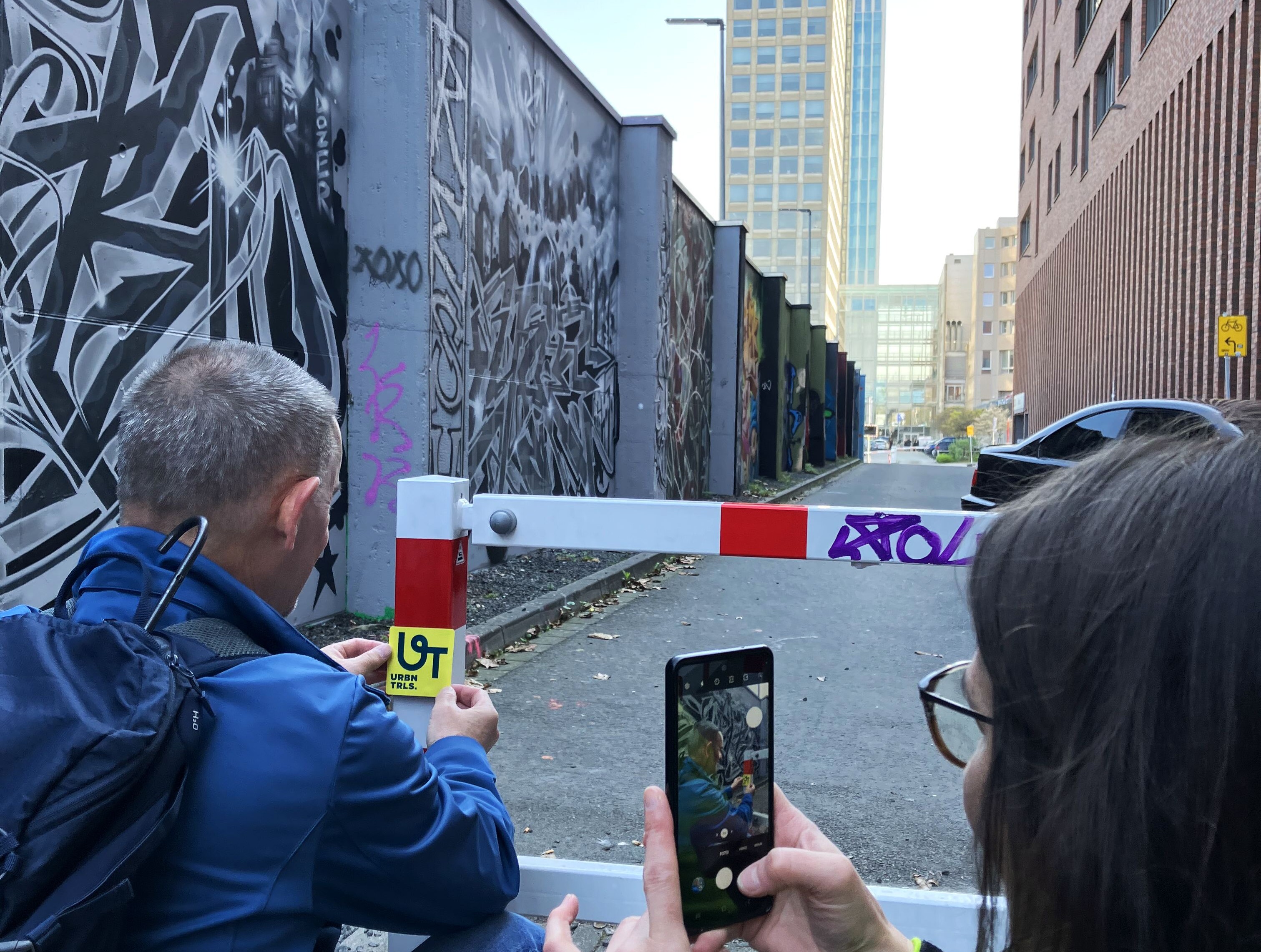 Urban.Trails-Markierung in Dortmund © RVR Ein Mann befestigt eine Markierung des Urban.Trails in Dortmund