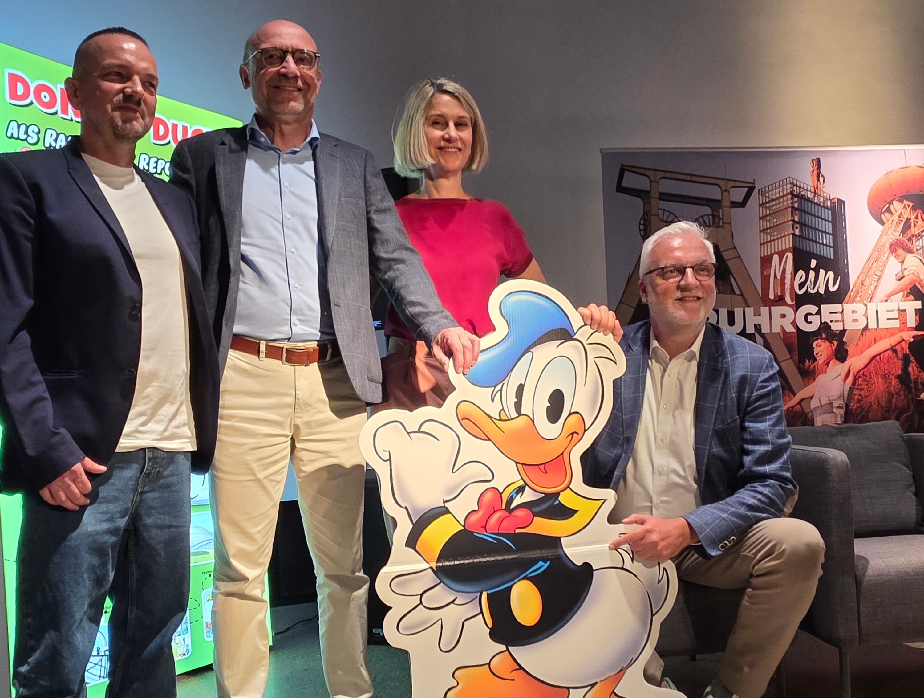 Vertreter von Regionalverband Ruhr, Ruhr Tourismus und Egmont Ehapa Media sowie die wissenschaftliche Direktorin des Deutschen Bergbau-Museums Bochum  stehen neben einer Donald-Duck-Figur.