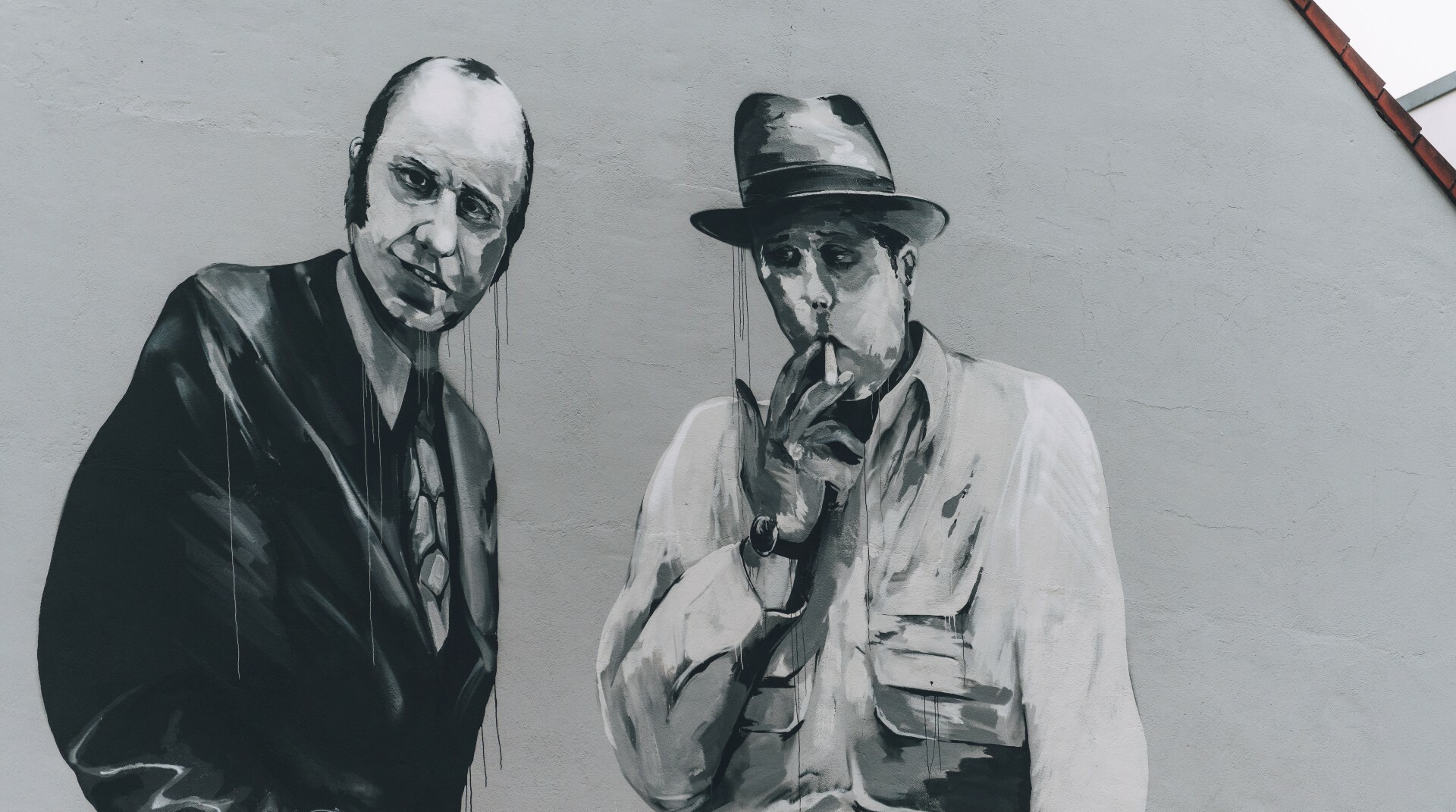 Ein schwarz-weißes Graffiti des Künstlers Philipp Kömen am Museum Abteiberg in Mönchengladbach zeigt den Museumsarchitekten Hans Hollein und den Künstler Joseph Beuys.  