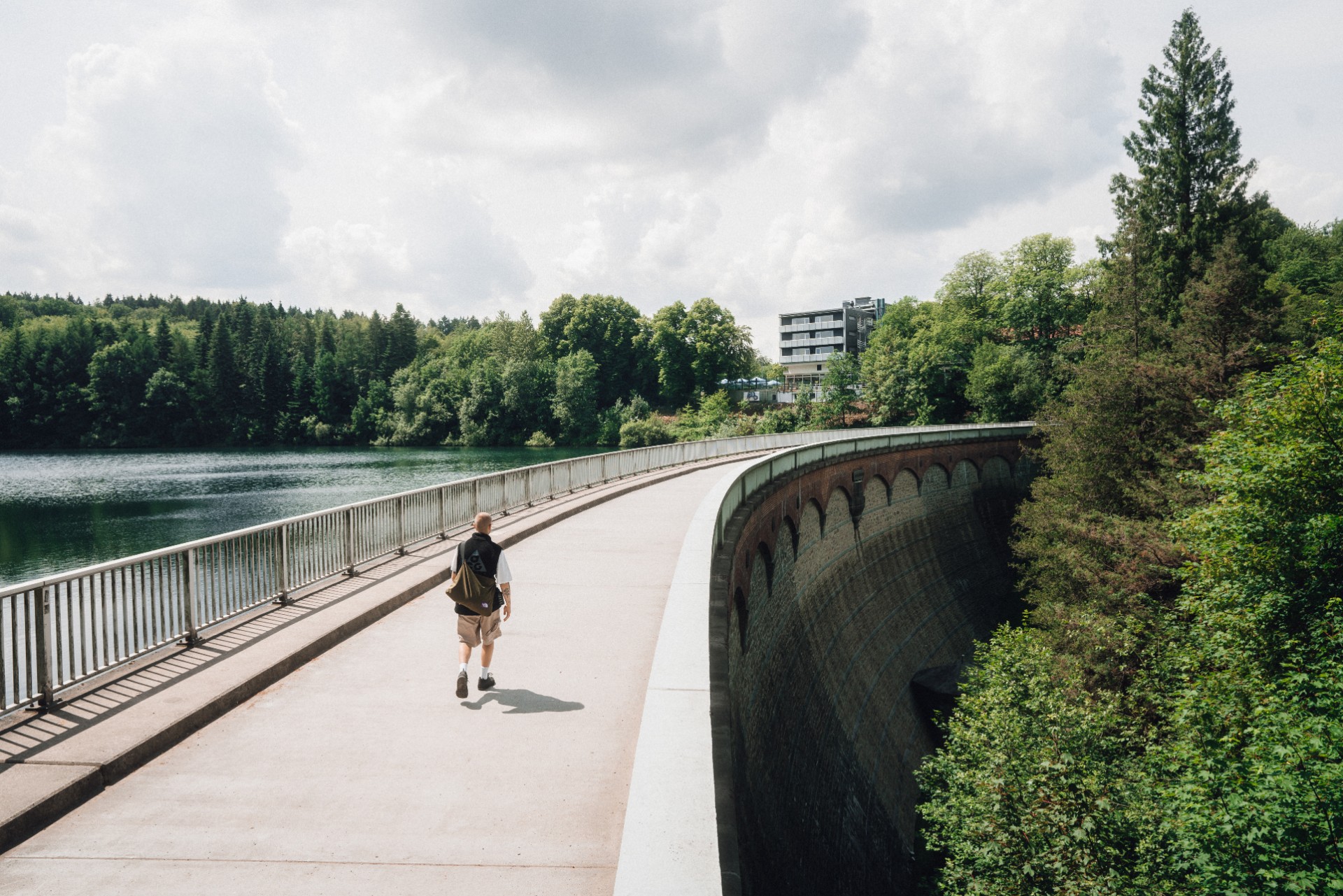 Ein Mensch geht über eine Brücke an der Eschbachtalsperre im Remscheid. 