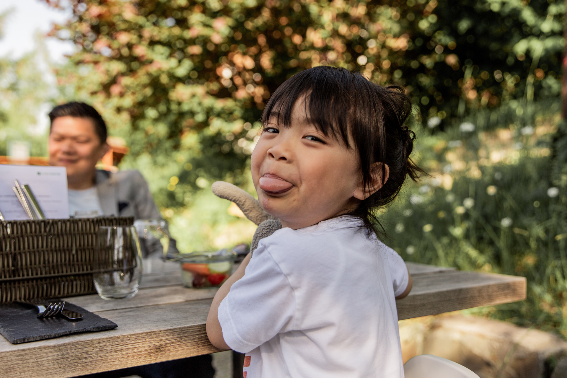 Ein Kind zieht beim Ausflug im Sauerland eine Grimasse und streckt die Zunge raus.